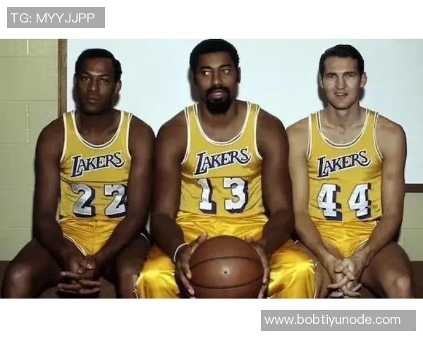 库伯心目中的NBA最佳阵容：四大湖人巨星与邓肯并肩，乔丹缺席引热议